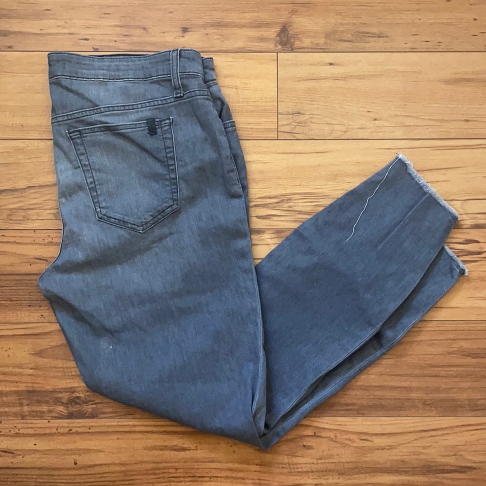 Joe’s jeans grey knee distressed design skinny jeans like NEW